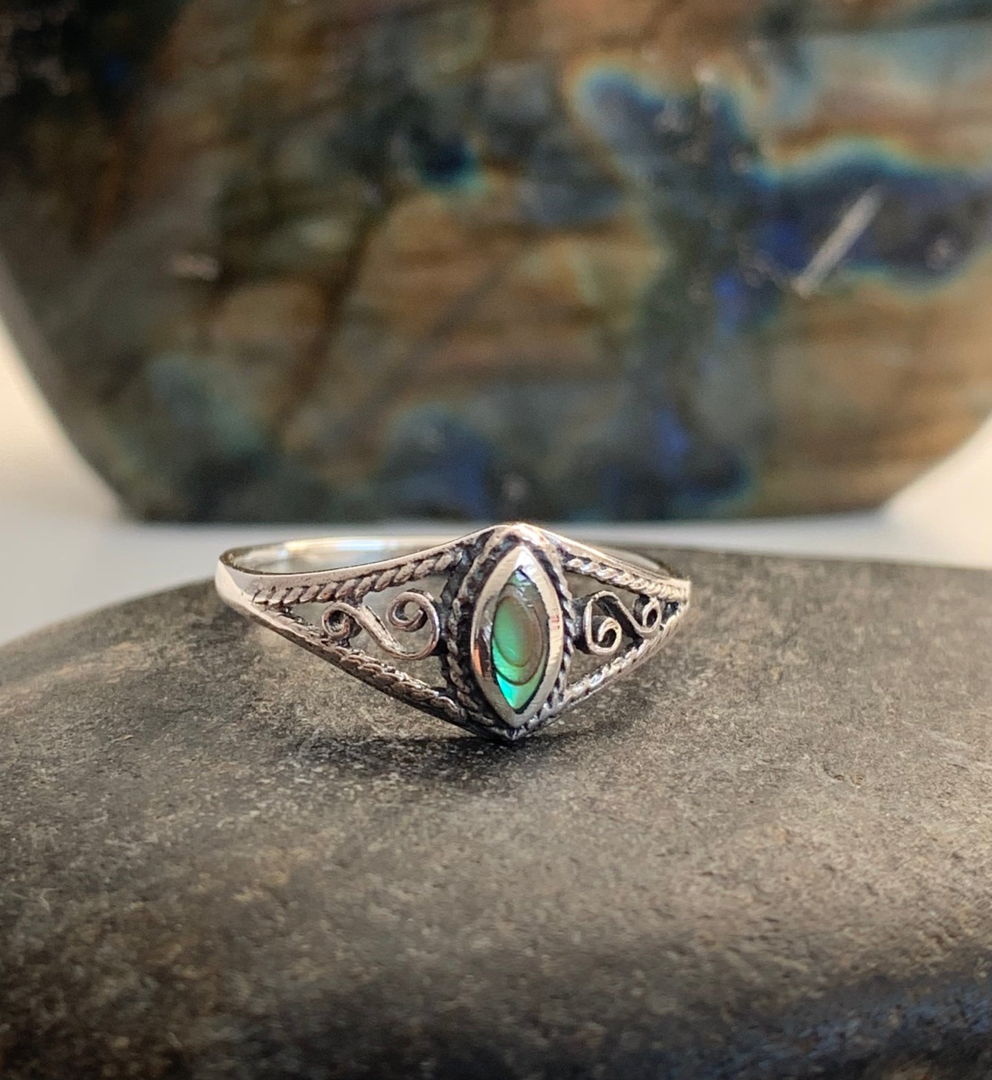 Petite bague en argent et nacre abalone