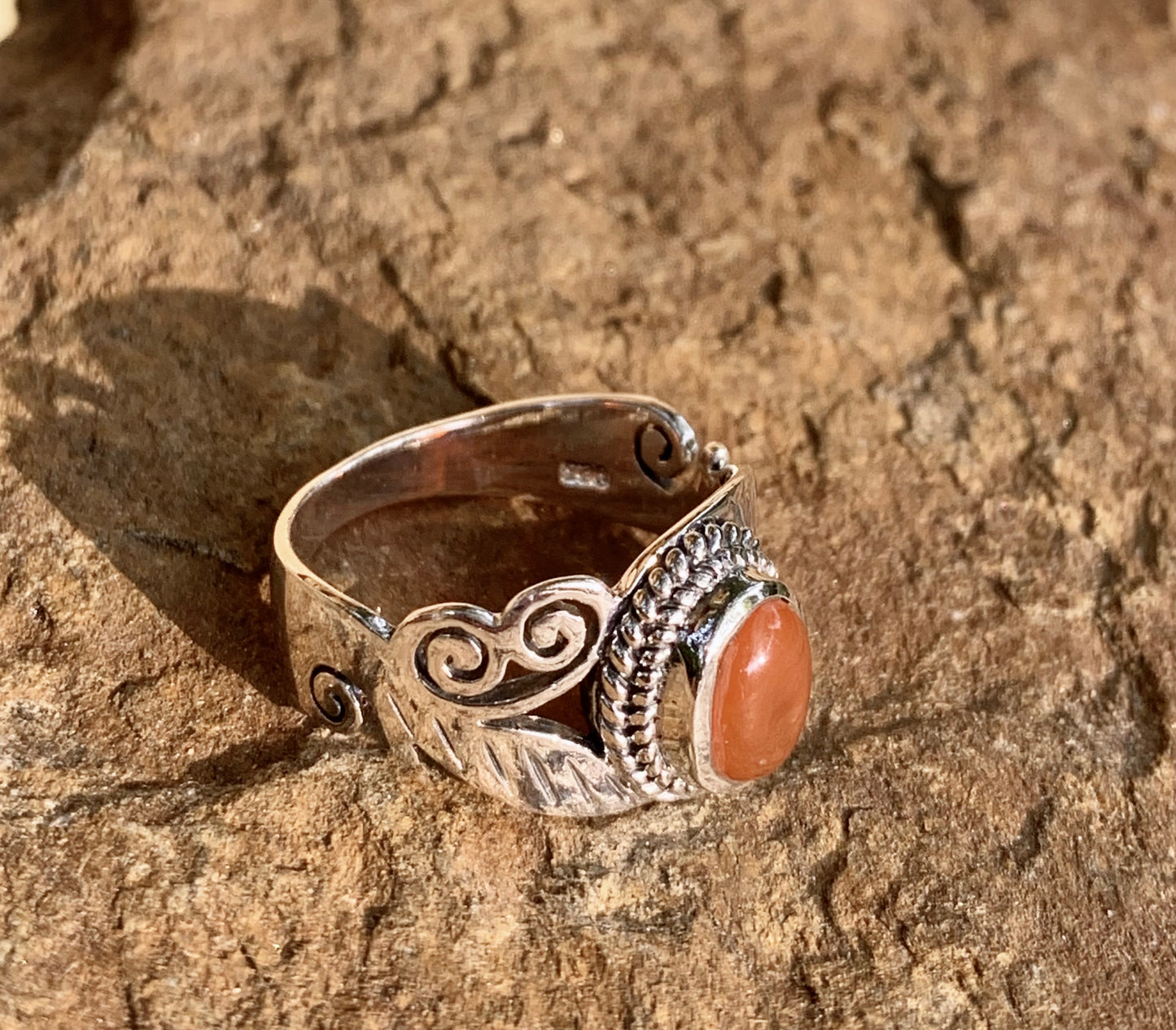 Bague ethnique en argent travaillé et cornaline