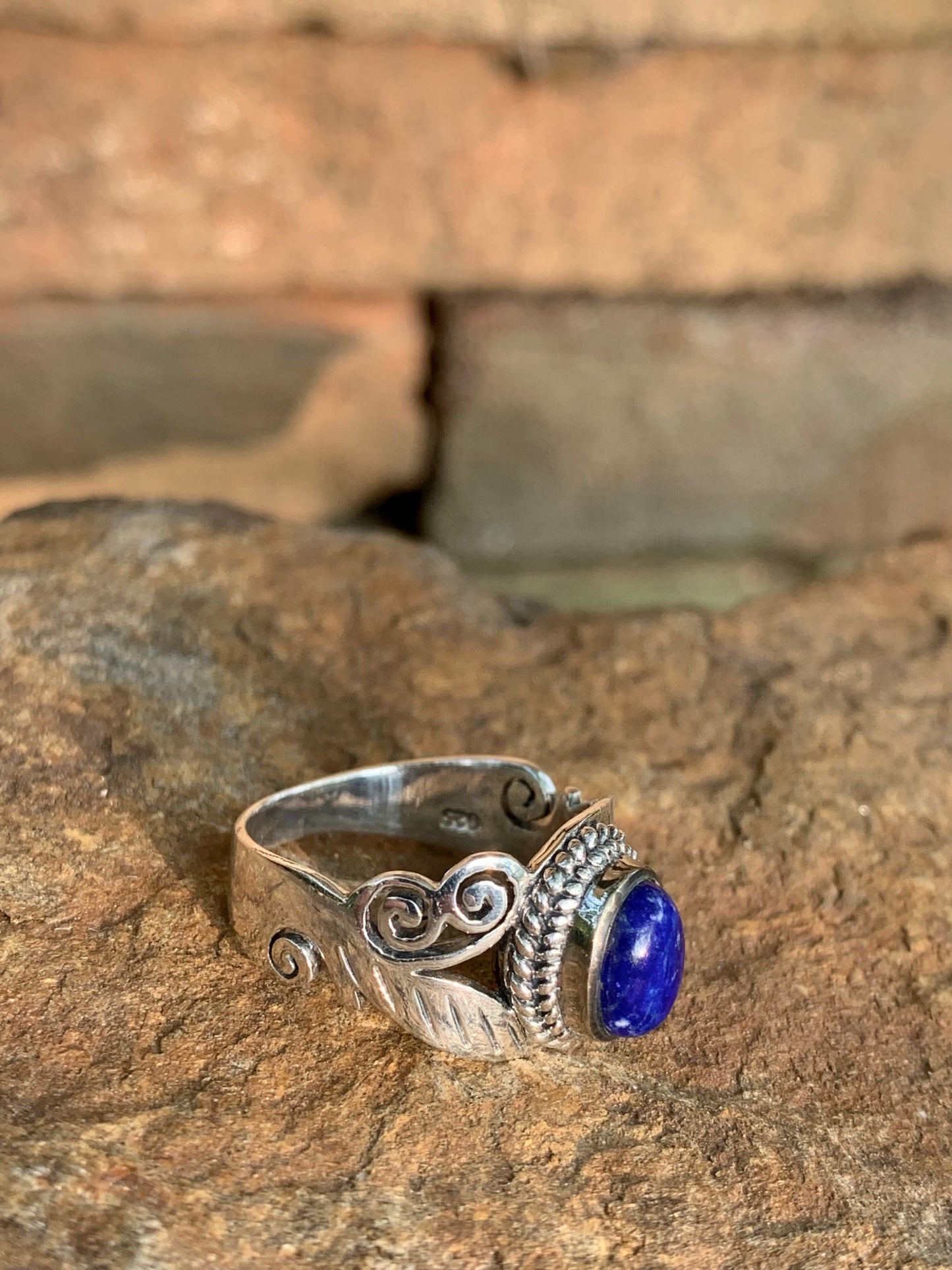 Bague ethnique en argent travaillé et lapis-lazuli