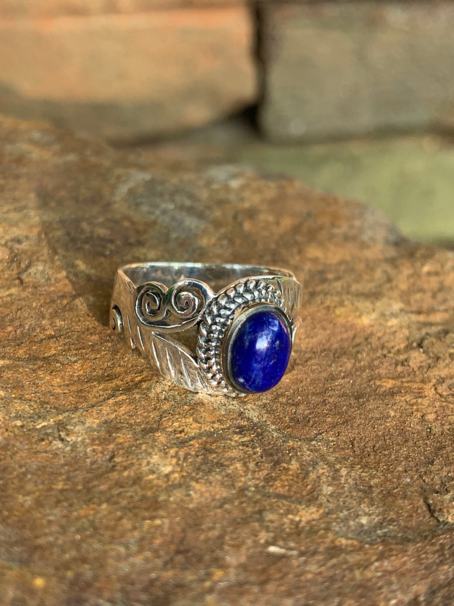 Bague ethnique en argent travaillé et lapis-lazuli