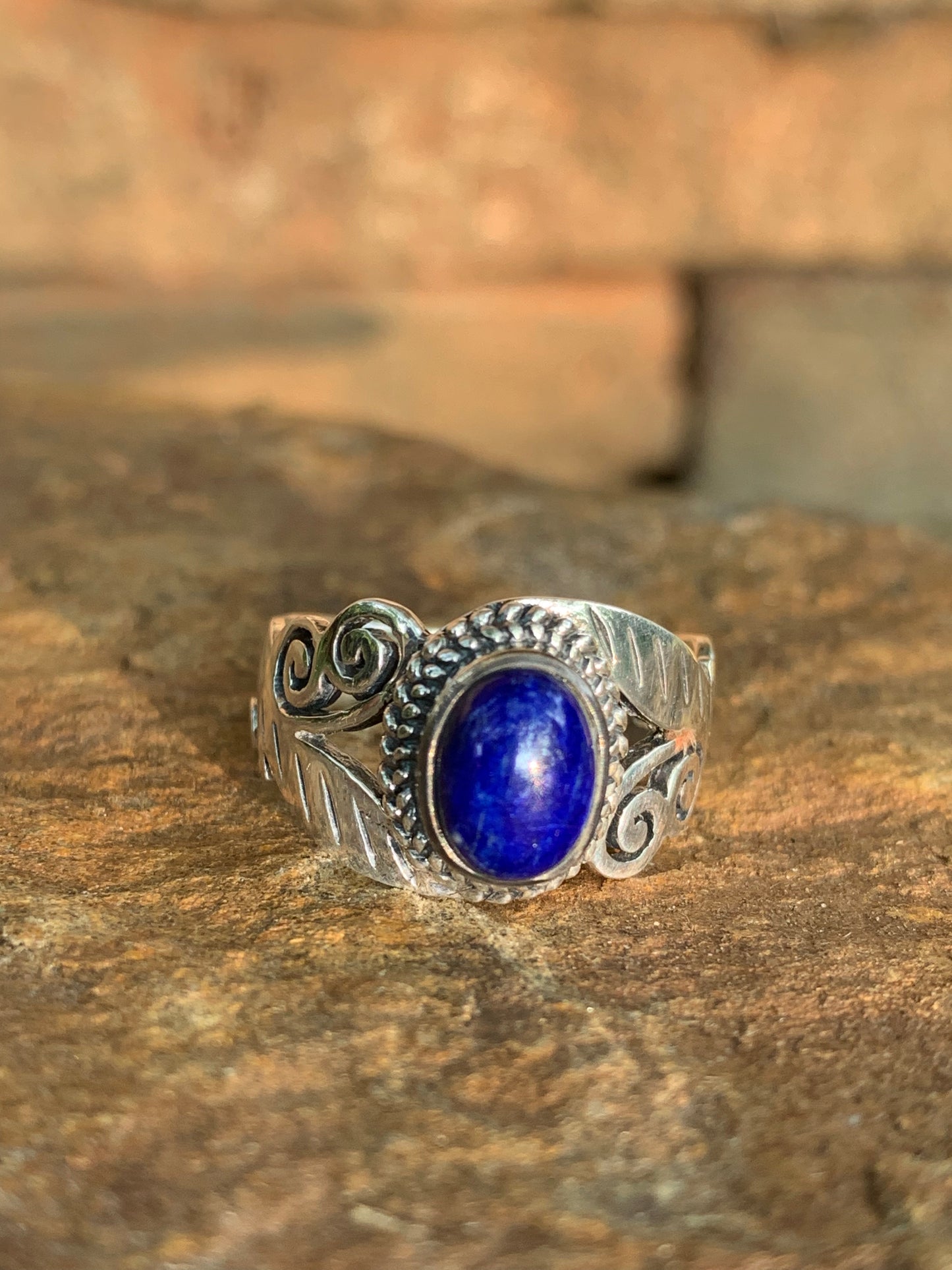 Bague ethnique en argent travaillé et lapis-lazuli