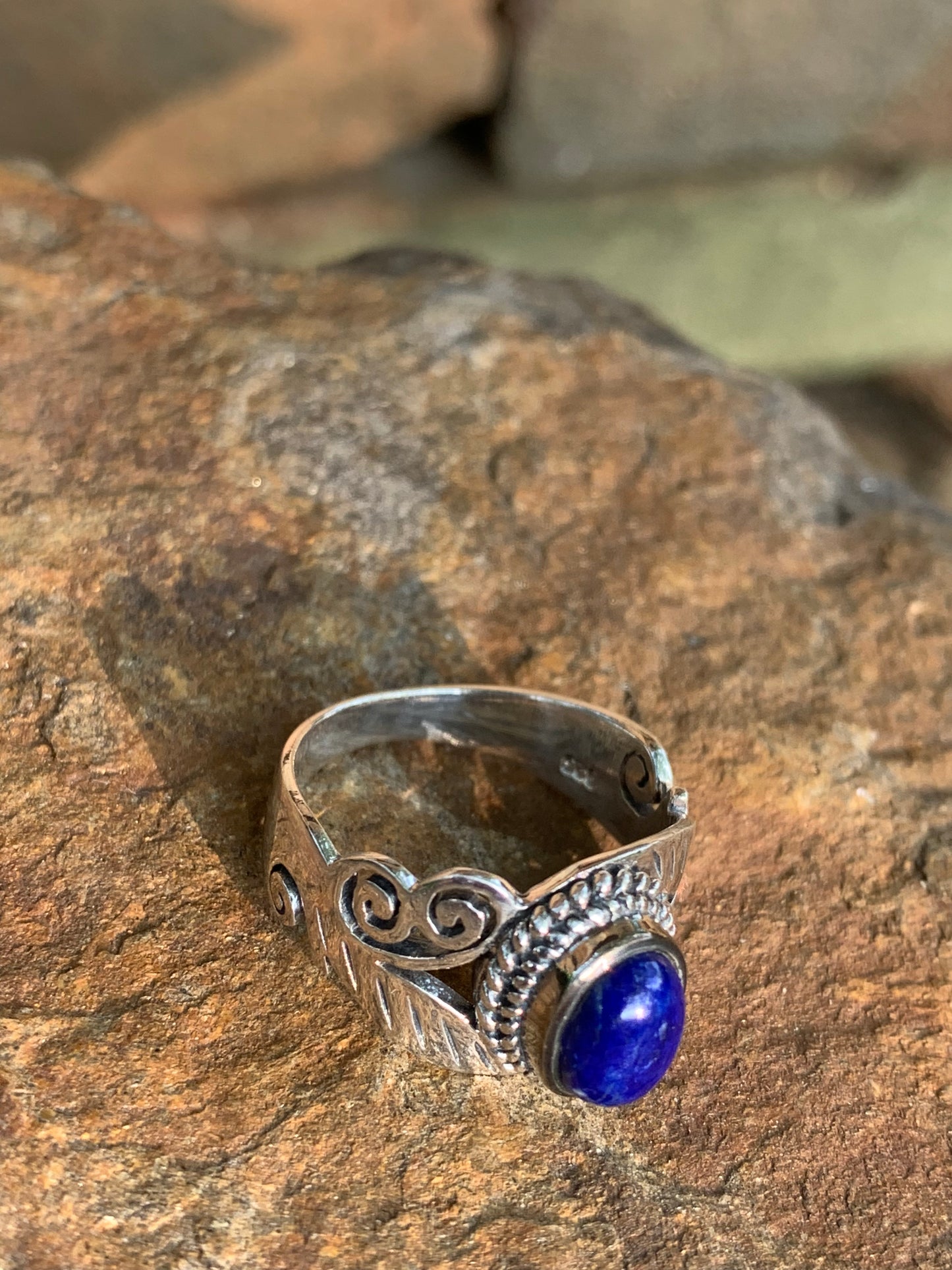 Bague ethnique en argent travaillé et lapis-lazuli